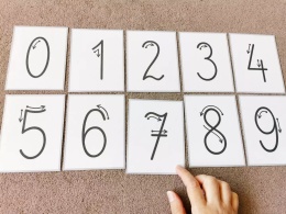 Wydrukowane i wycięte karty edukacyjne z cyframi od 0 do 9 – zestaw do nauki pisania cyfr dla dzieci