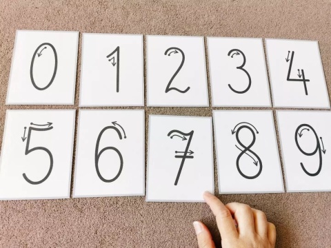 Wydrukowane i wycięte karty edukacyjne z cyframi od 0 do 9 – zestaw do nauki pisania cyfr dla dzieci