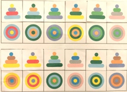 Rozwiązana karta pracy – dopasowanie widoku z boku piramid do widoku z góry, naklejone kolorowe elementy