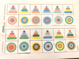 Rozwiązana karta pracy – dopasowanie kolorowych piramid do widoku z góry, naklejone elementy