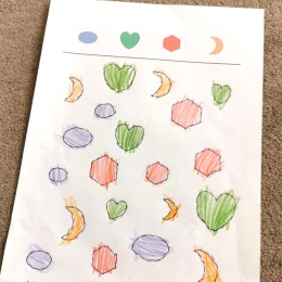 Przykładowa strona z ćwiczenia Kolorowe figury – figury obrysowane po śladzie i pokolorowane zgodnie ze wzorem