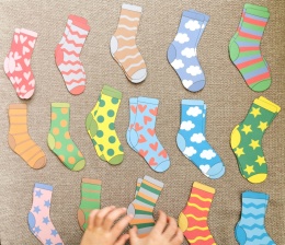 Dopasowywanie kolorowych skarpetek w pary