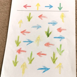 Strona z pokolorowanymi strzałkami według wzoru