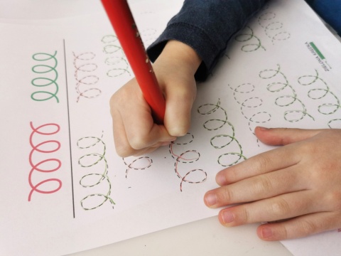 Rysowanie kolorowych szlaczków po śladzie według wzoru kolorów