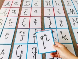 Przykładowe karty z literami pisanymi alfabetu polskiego po wydruku – pomoc edukacyjna dla dzieci