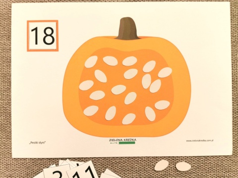 Ćwiczenie z zestawu Pestki dyni – liczę do 20 z liczbą 18 i osiemnastoma pestkami ułożonymi na dyni