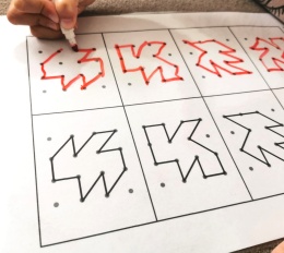 Dziecko wykonuje ćwiczenie łączenia kropek 4x4