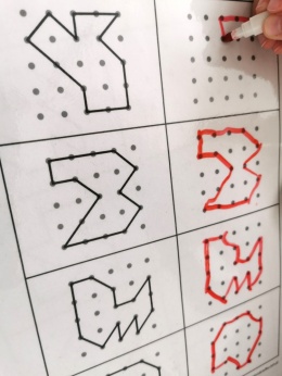 Dziecko łączy kropki według wzoru w siatce 5x5