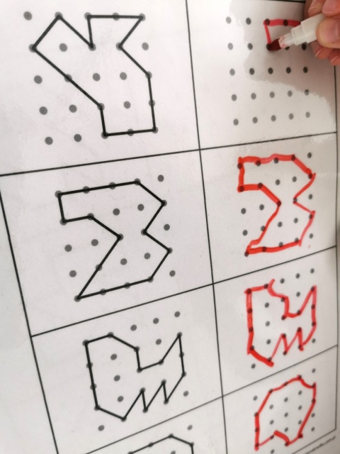 Dziecko łączy kropki według wzoru w siatce 5x5