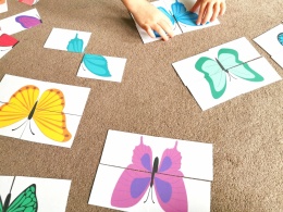 Dziecko dopasowuje czteroelementowe puzzle z motylem – edukacyjny zestaw PDF do druku