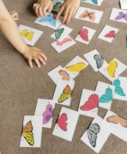 Dzieci układają dwuelementowe puzzle z motylami – edukacyjny zestaw PDF do druku