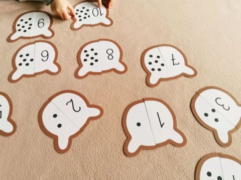 Puzzle misie liczę do 10 – dziecko dopasowuje połówki głów misiów z cyfrą i liczbą kropek