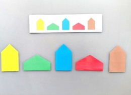 Ułożone kolorowe elementy zgodnie z kartą wzoru – układanka edukacyjna