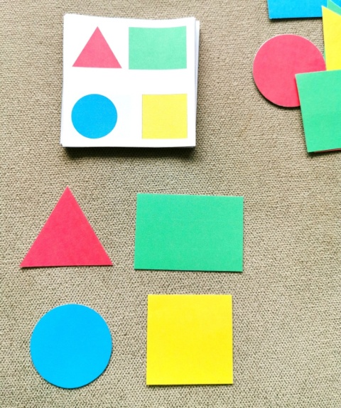 Ułożone kolorowe figury zgodnie z kartą wzoru – układanka lewopółkulowa