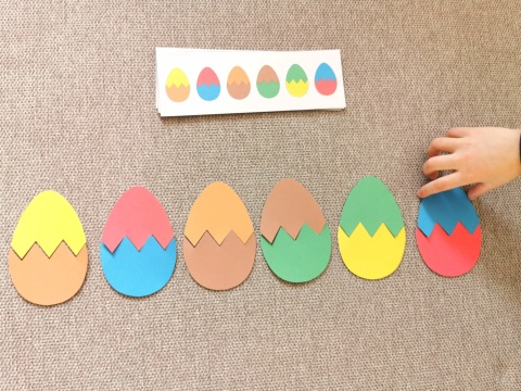 Układanie dwukolorowych jajek zgodnie ze wzorem z układanki lewopółkulowej