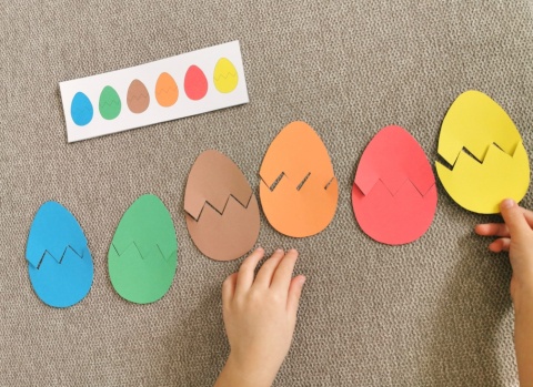 Układanie jednokolorowych jajek według wzoru