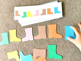 Układanie kolorowych kaloszy według wzoru według wzoru