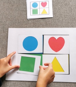 Układanie białych ramek na kolorowej planszy