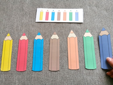 Ułożone kolorowe kredki według wzoru z układanki lewopółkulowej