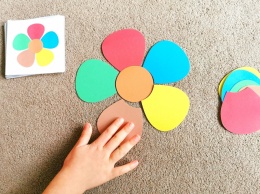 Układanie kolorowego kwiatka według wzoru – układanka lewopółkulowa