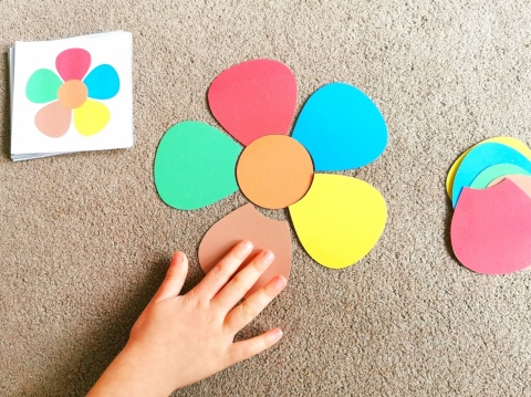 Układanie kolorowego kwiatka według wzoru – układanka lewopółkulowa