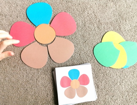 Układanie kolorowych elementów kwiatka zgodnie z kartą wzoru – układanka edukacyjna