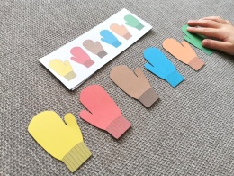 Dziecko układa kolorowe rękawiczki według wzoru – układanka lewopółkulowa