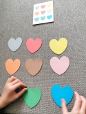 WDziecko układa serca według wzoru z edukacyjnej zabawy na walentynki