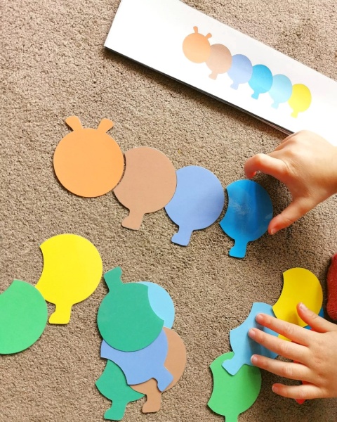 Układanie kolorowych elementów stonogi zgodnie z kartą wzoru – układanka edukacyjna