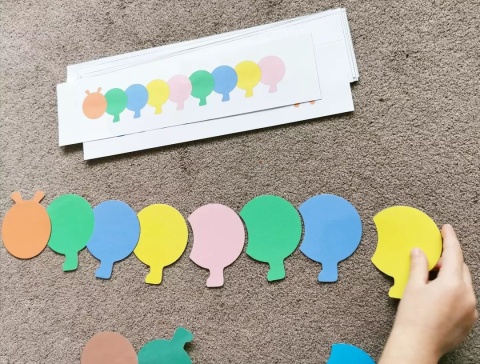 Układanie kolorowej stonogi z części według wzoru – ćwiczenie dla dzieci