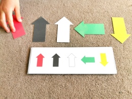 Układanie kolorowych strzałek według wzoru – układanka lewopółkulowa