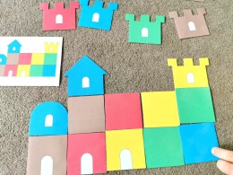 Kolorowy zamek ułożony według wzoru – układanka lewopółkulowa