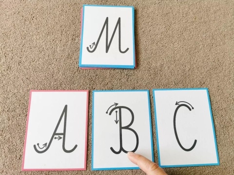 Przykładowe karty z wielkimi literami pisanymi alfabetu polskiego