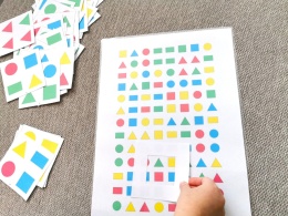 Wyszukiwanka – kolorowe figury geometryczne podczas zabawy