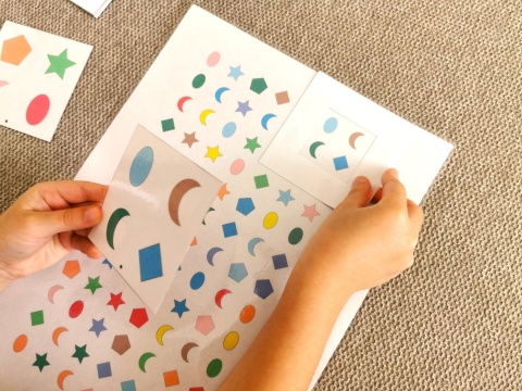 Wyszukiwanka – kolorowe kształty podczas zabawy